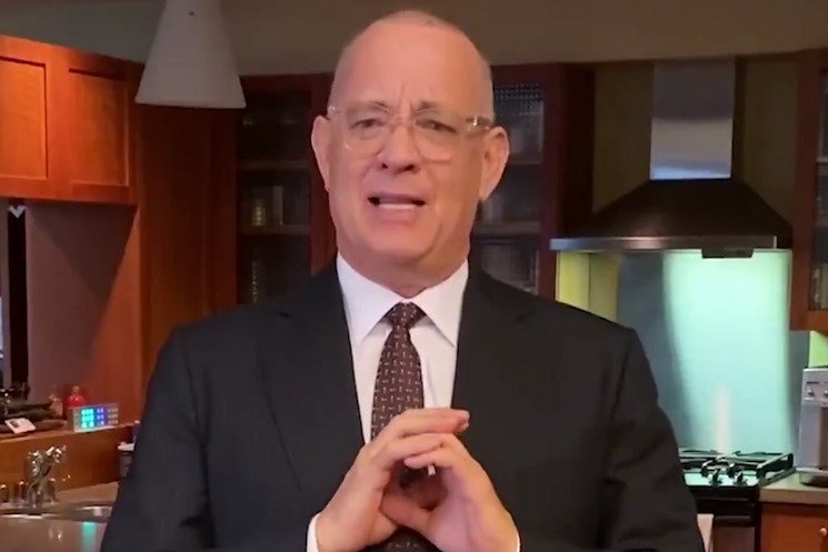 Tom Hanks dalam episode SNL at home sebagai host di dalam rumahnya